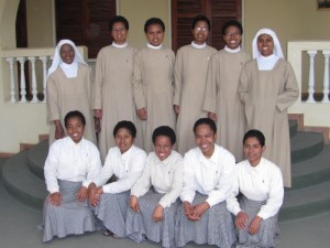 Gruppo delle postulanti e novizie, nel 2014, con la Maestra Sr. Edwige e l'angelo del Noviziato, Sr. Fabienne