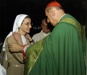 Sr. Ilaria riceve il corifisso di missionaria, dalle mani de Card. Poletto, al tempo Arcivescovo di Torino